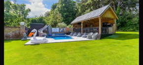 Incredible summer winter 32c heated pool hot tub bar